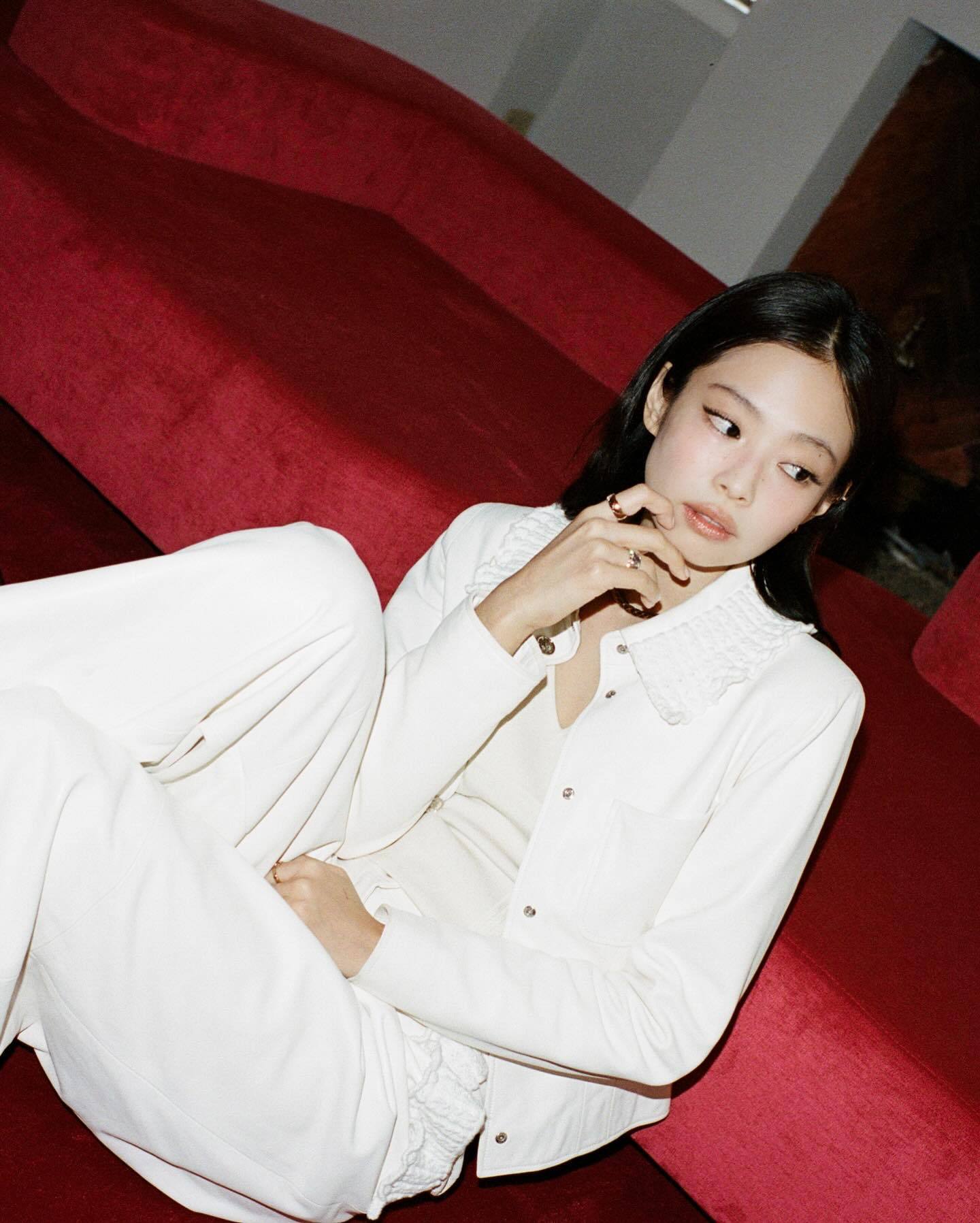 Jennie再次以Chanel造型惊艳亮相，这一身穿搭尽显高级时尚感！Jenni