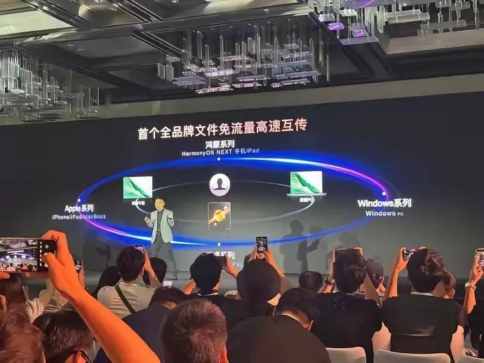 荣耀AI整活名场面再次上演。

​去年在 Magic7系列发布会上，“前荣耀 C