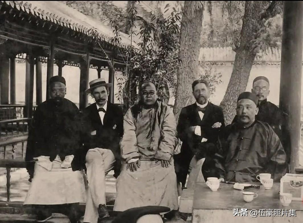 1901年，山东巡抚衙门内，Dr. Hedley摄影的巡抚大人袁世凯、山东商务局