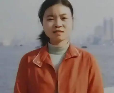 女研究生带母亲上学，两人同睡一张床，两个月后她在宿舍用毛巾自缢身亡。当时到底发生