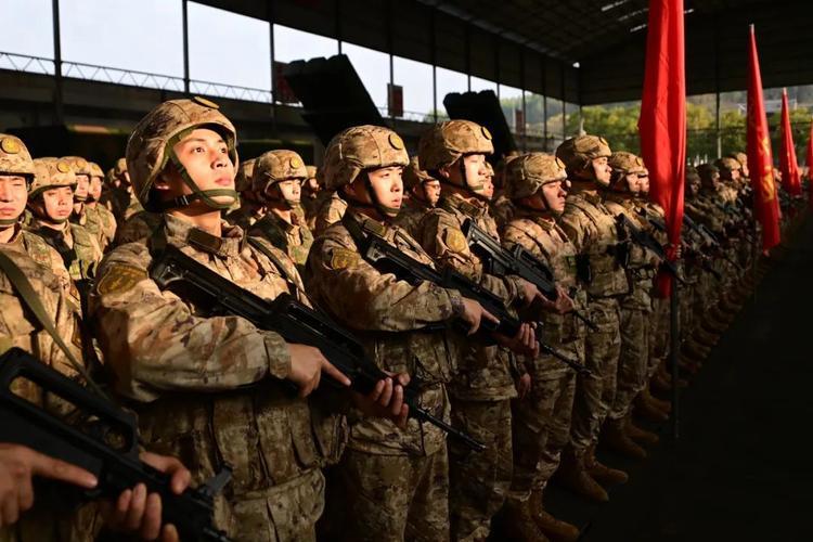 中国火箭军手里攥着近4000枚导弹，一旦拉响战备，7分钟就能把敌方核心目标掀翻。