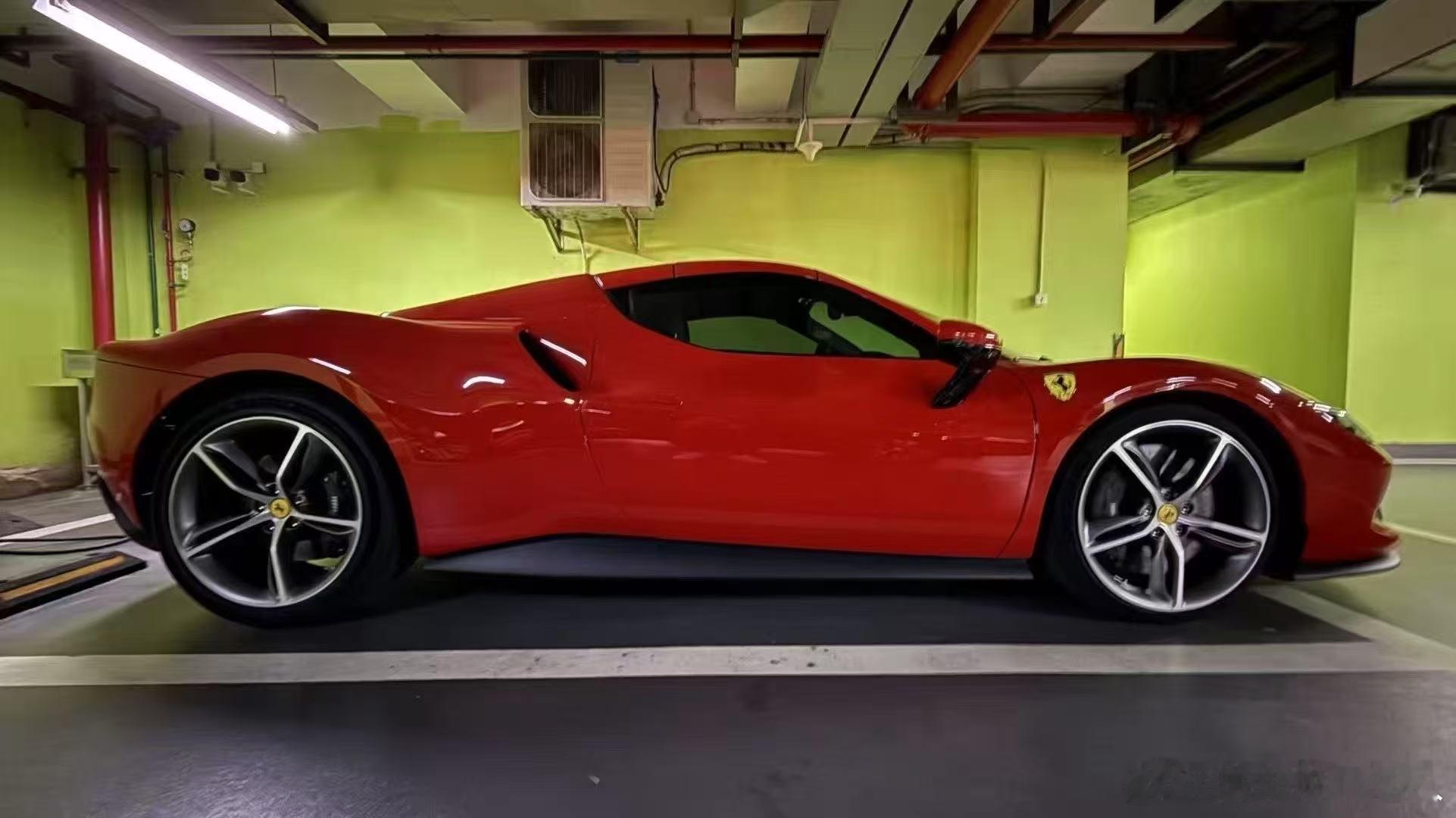 法拉利296 GTS 求伯乐、24年上牌2000公里，红黑配色 选配JBL音响·