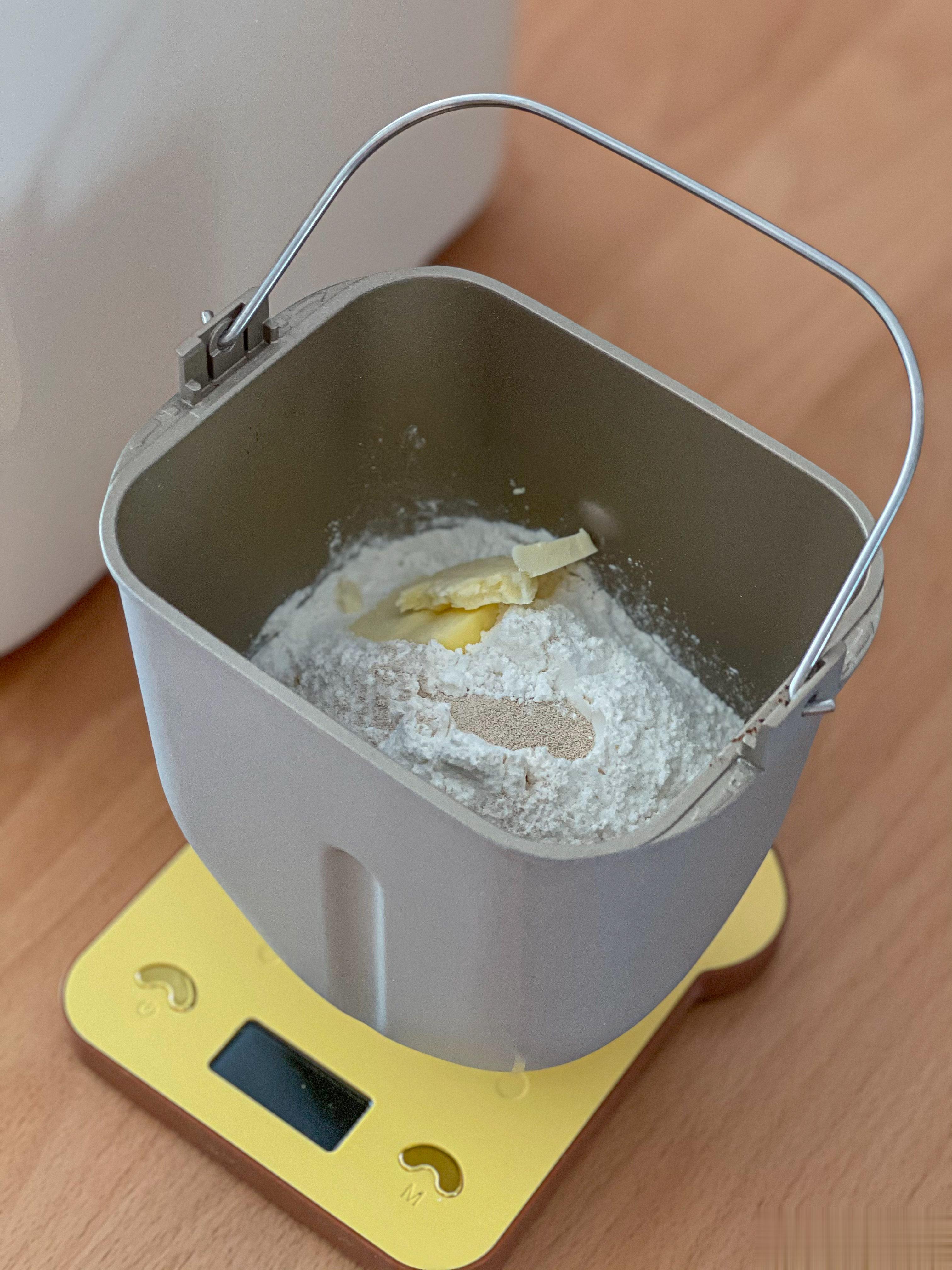 实验一今天的吐司，只负责投料，全程我没有干预，全部交给面包机。出炉的面包很香，高