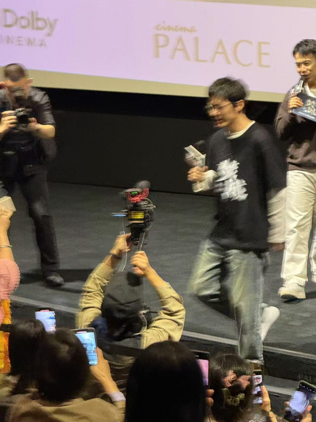 #白宇成都路演收到锦旗# 在成都路演的舞台上，白宇被授予锦旗。这是荣耀时刻，他的
