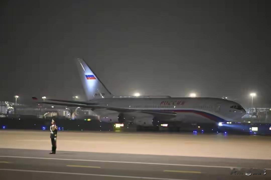 5月19日晚，俄罗斯总统普京乘坐专机抵达北京，开启对中国的国事访问。北京首都机场