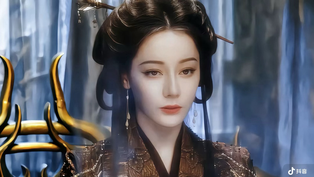 有预感白日提灯热巴美貌会出圈，要知道这种发型对脸的要求很高，但是热巴完全能驾驭，