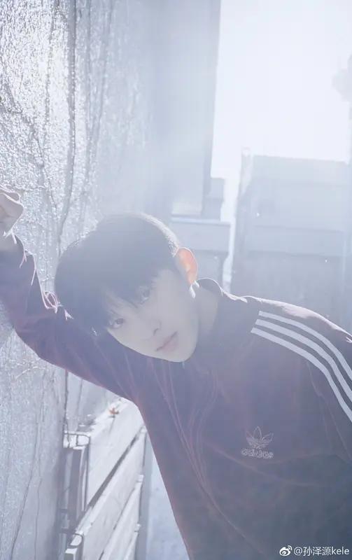 苏新皓直播中与粉丝互动太走心，他究竟有何秘诀？难道只是靠颜值和才艺吗？
苏新皓凭