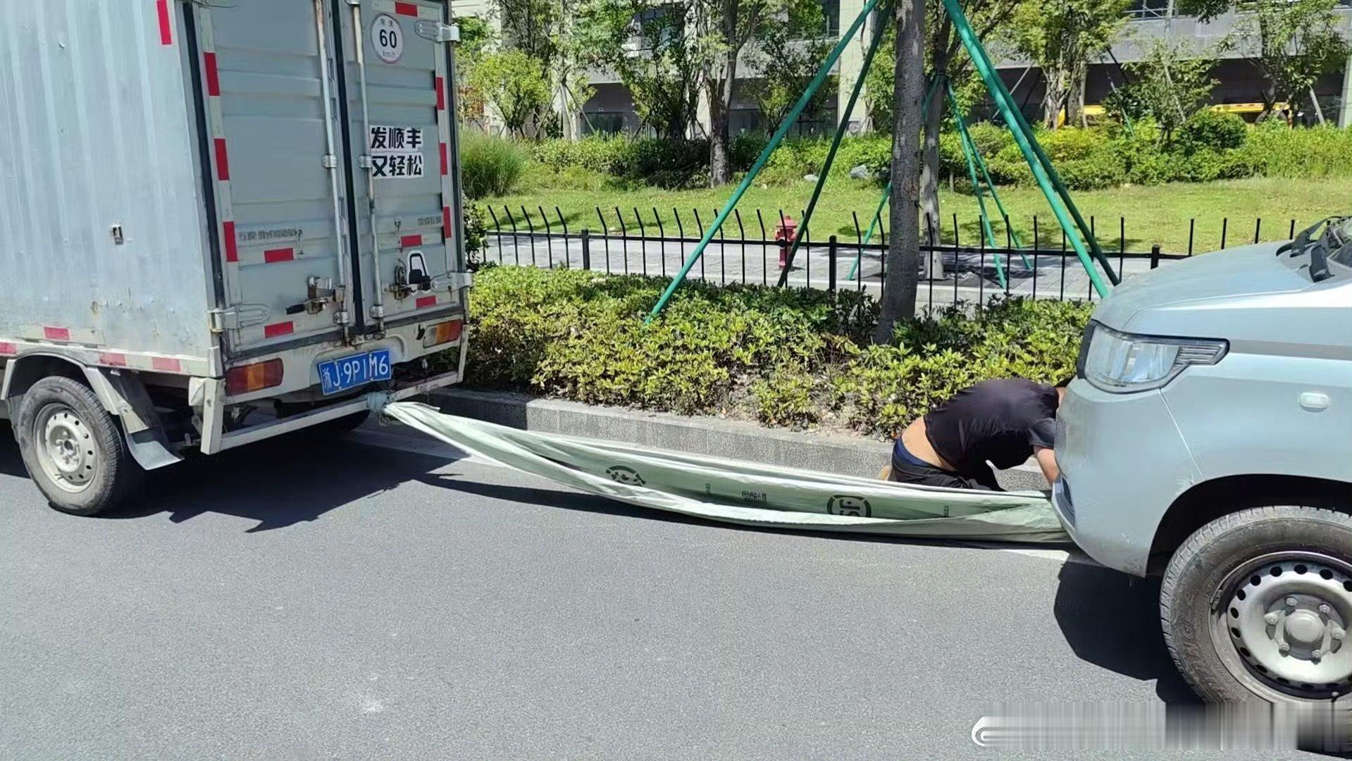 为他点赞！台州路桥烈日下遇困他出现了7月20日上午，路桥财富大道路口，一辆小货车