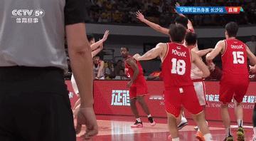 没想到徐昕进步这么大啊！
徐昕是中国男篮集训队妥妥的首发中锋啊！
徐昕在攻防两端