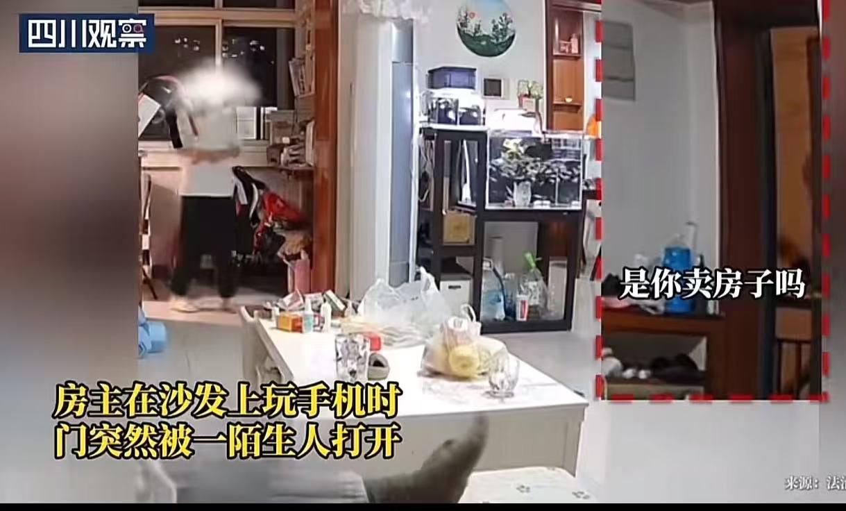 细思极恐！北京，女子坐在沙发上玩手机，突然大门被一个陌生老头打开，女子懵了，自己