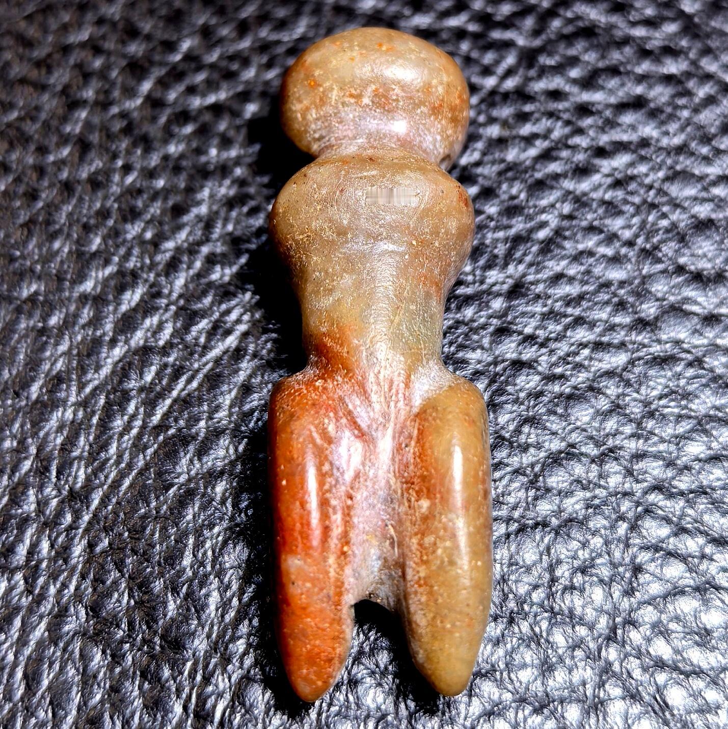 高古玉 红玉器小精品，估计在市面上几乎独一无二，脸部简单简扼要，三个孔，双手拱形