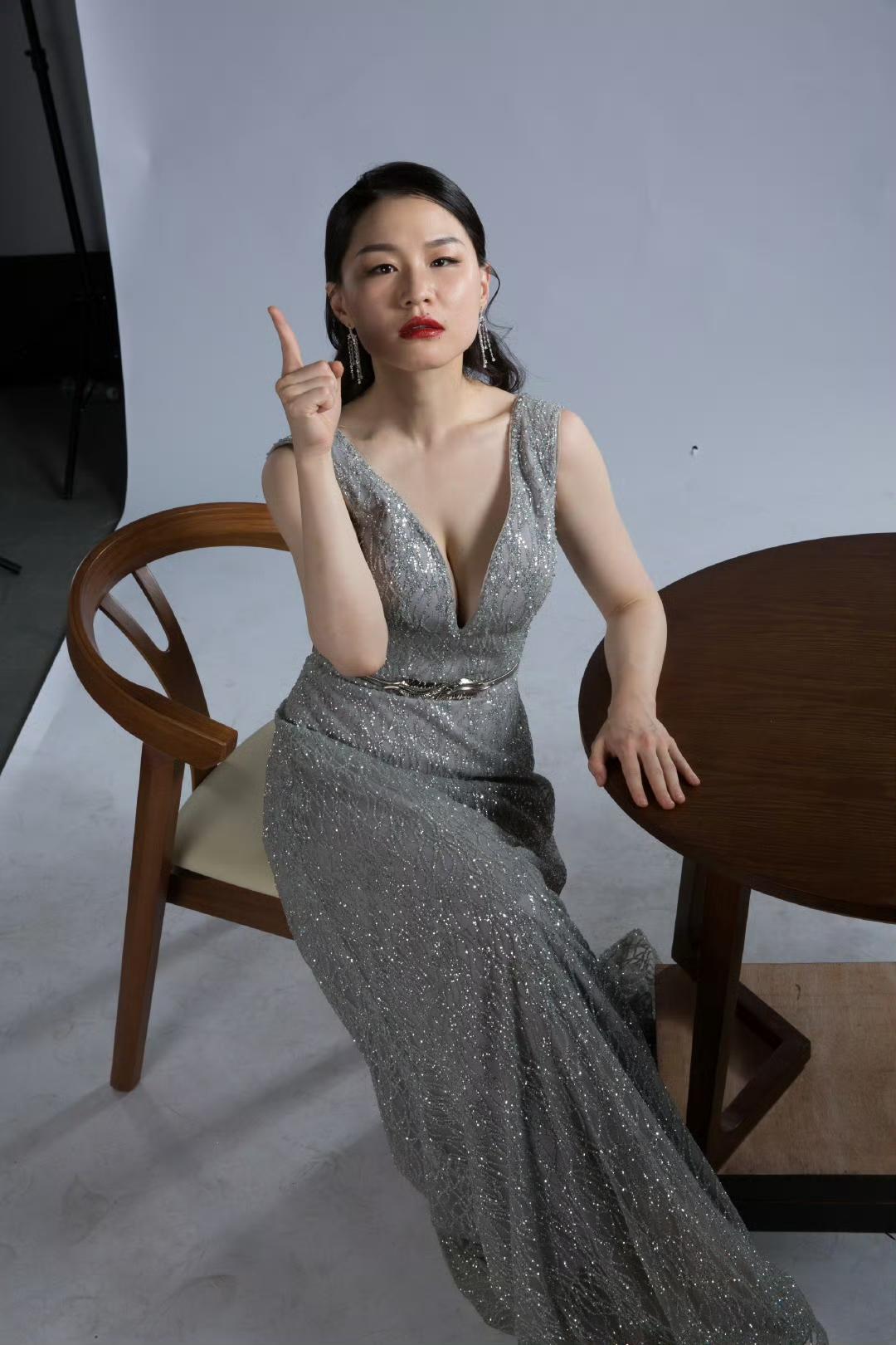 被王家卫垂涎的金靖原来长这样！
王家卫在录音中说一定要搞金靖，
我特别好奇金靖长