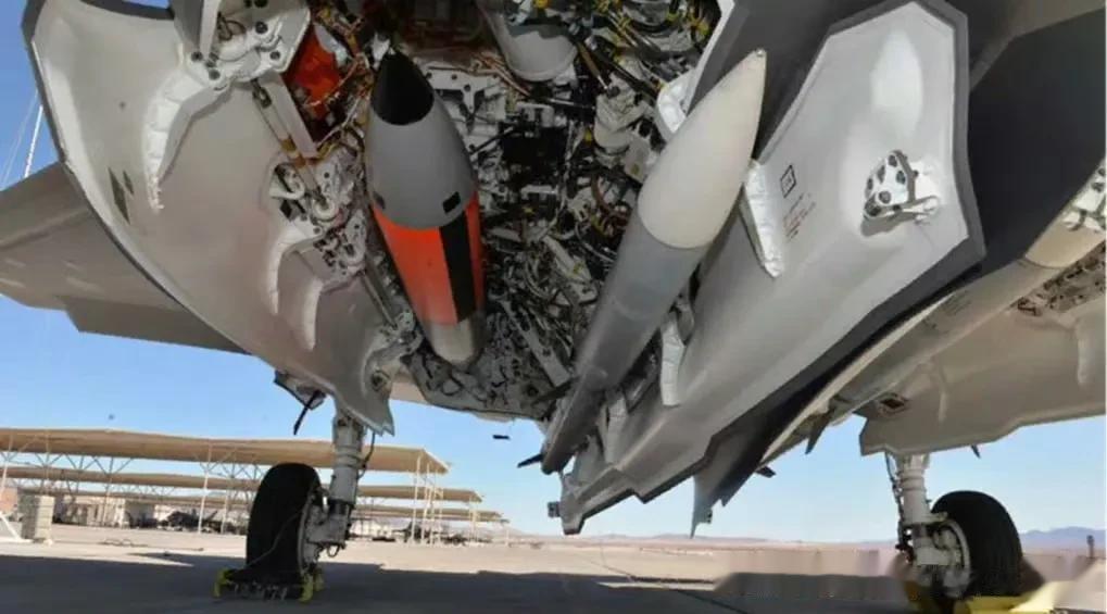 美军曝光F-35 战斗机内部武器舱照片，内部已挂载 B61-12 核弹和 AIM