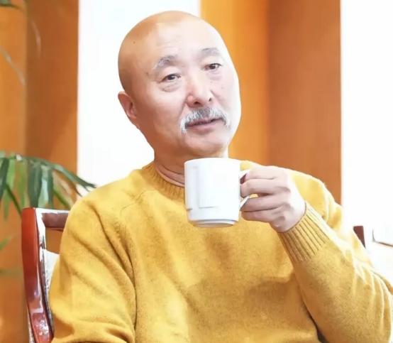 易立竞问陈佩斯:“刀郎为什么不上春晚？”陈佩斯说:“别说刀郎，我也不上春晚。”易