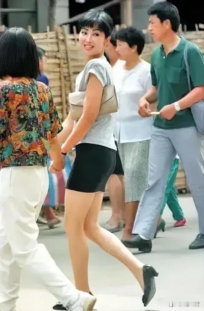 这张照片拍摄于1991年9月，美丽的海滨城市大连。照片中的这位女子，身着超短裙和