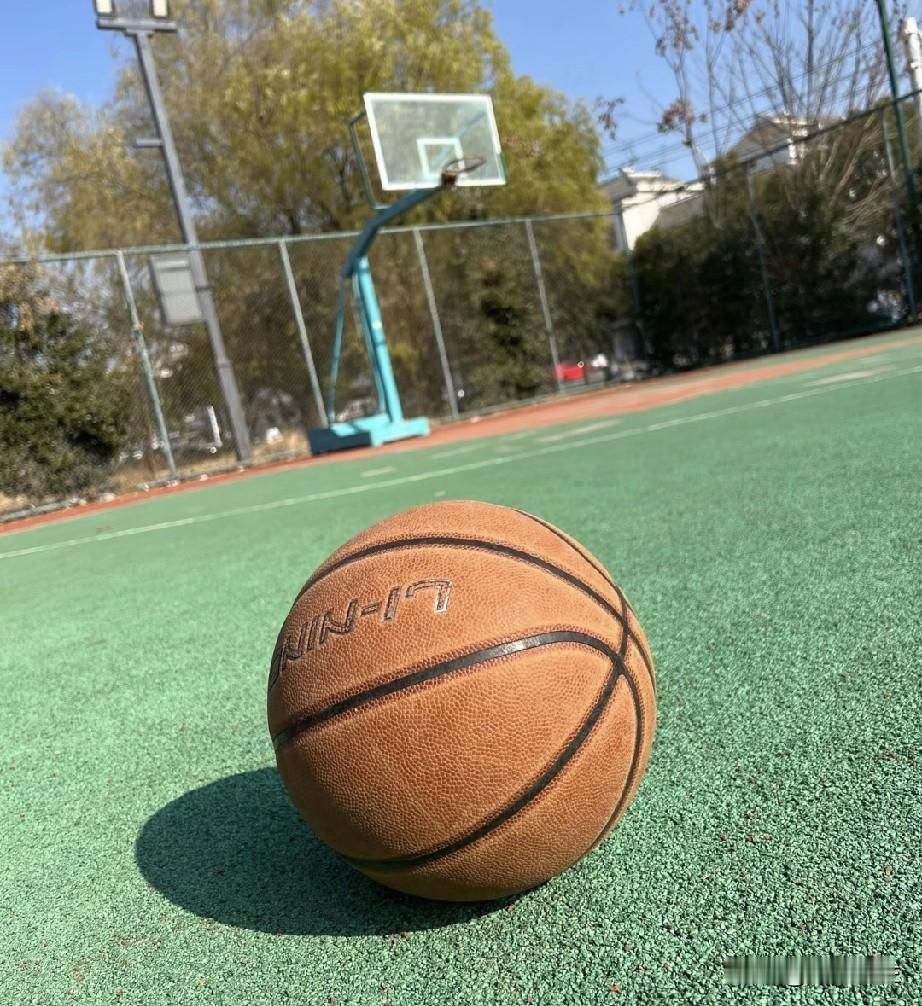 今天忙完工作，
久违地去了篮球场。

我本是体育专业出身，打球对我来说本是家常便