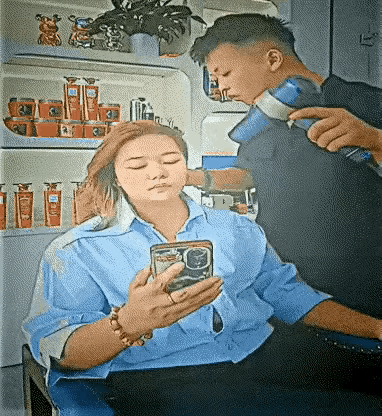 理发的这个小伙子真是太幸运了，脾气这么好的顾客，都能让他碰到！