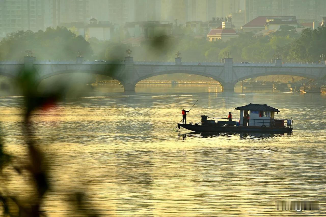 黄昏时分，渔舟唱晚，静谧河面，人间烟火。夕下美景