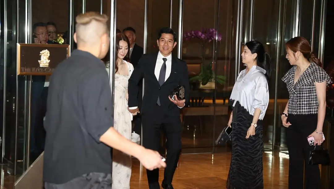 周文曦儿子大婚，香港半个娱乐圈到场。