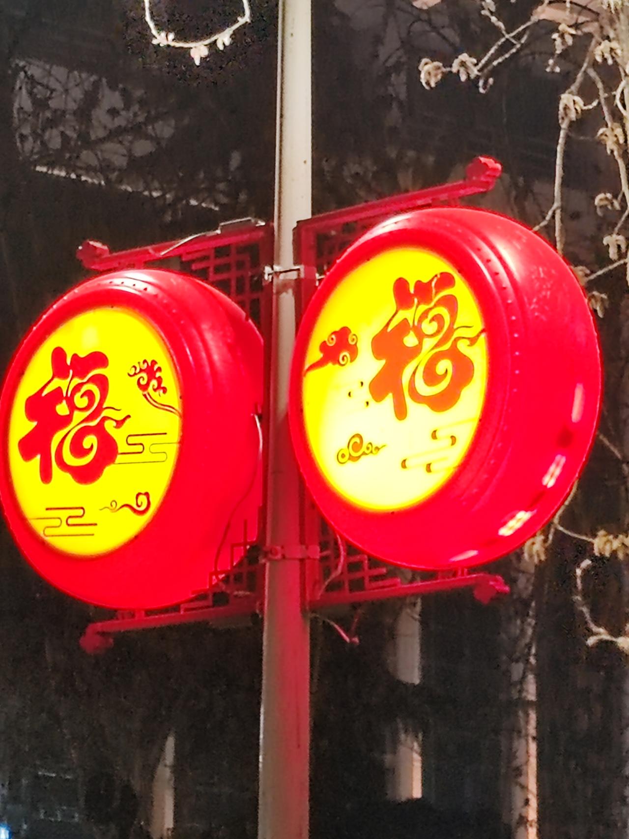 在物资匮乏的岁月里，人们都盼着走亲戚。一来去亲戚家能吃上些好东西，二来也能从走亲