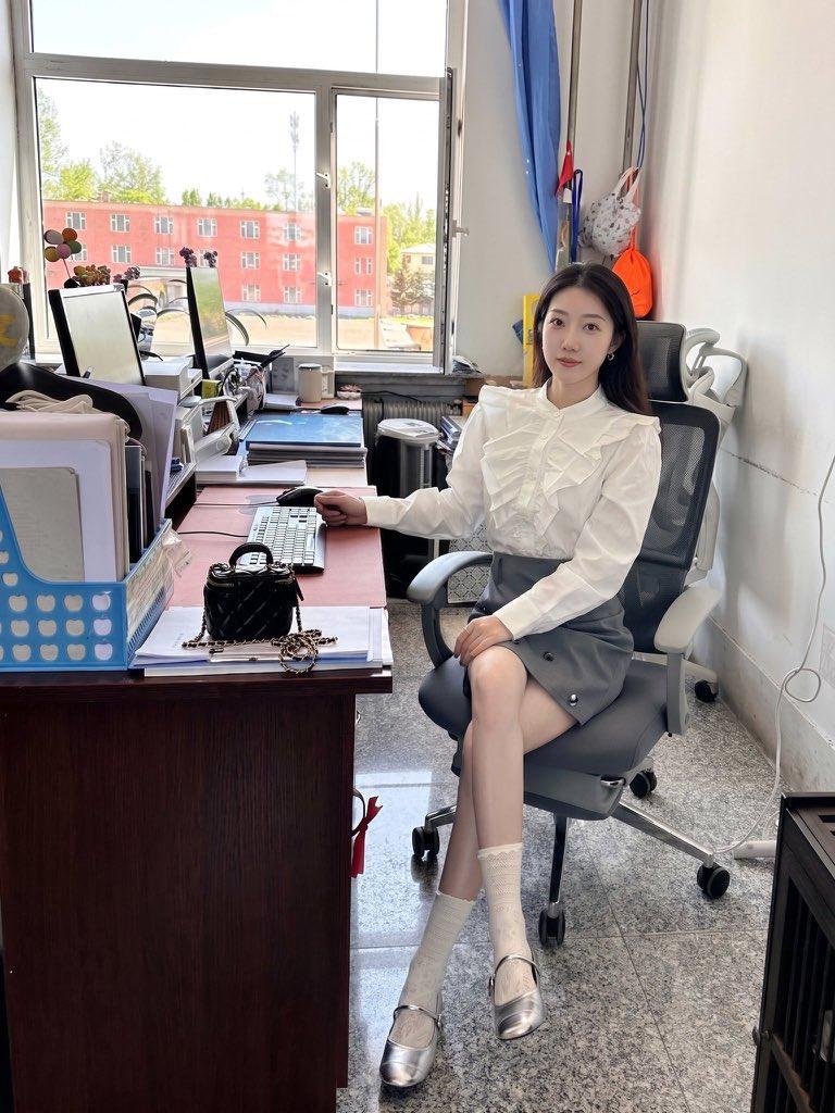 办公室遇到心动女生，千万别急着要微信
 
同在一个单位，贸然当众搭讪、直接要微信