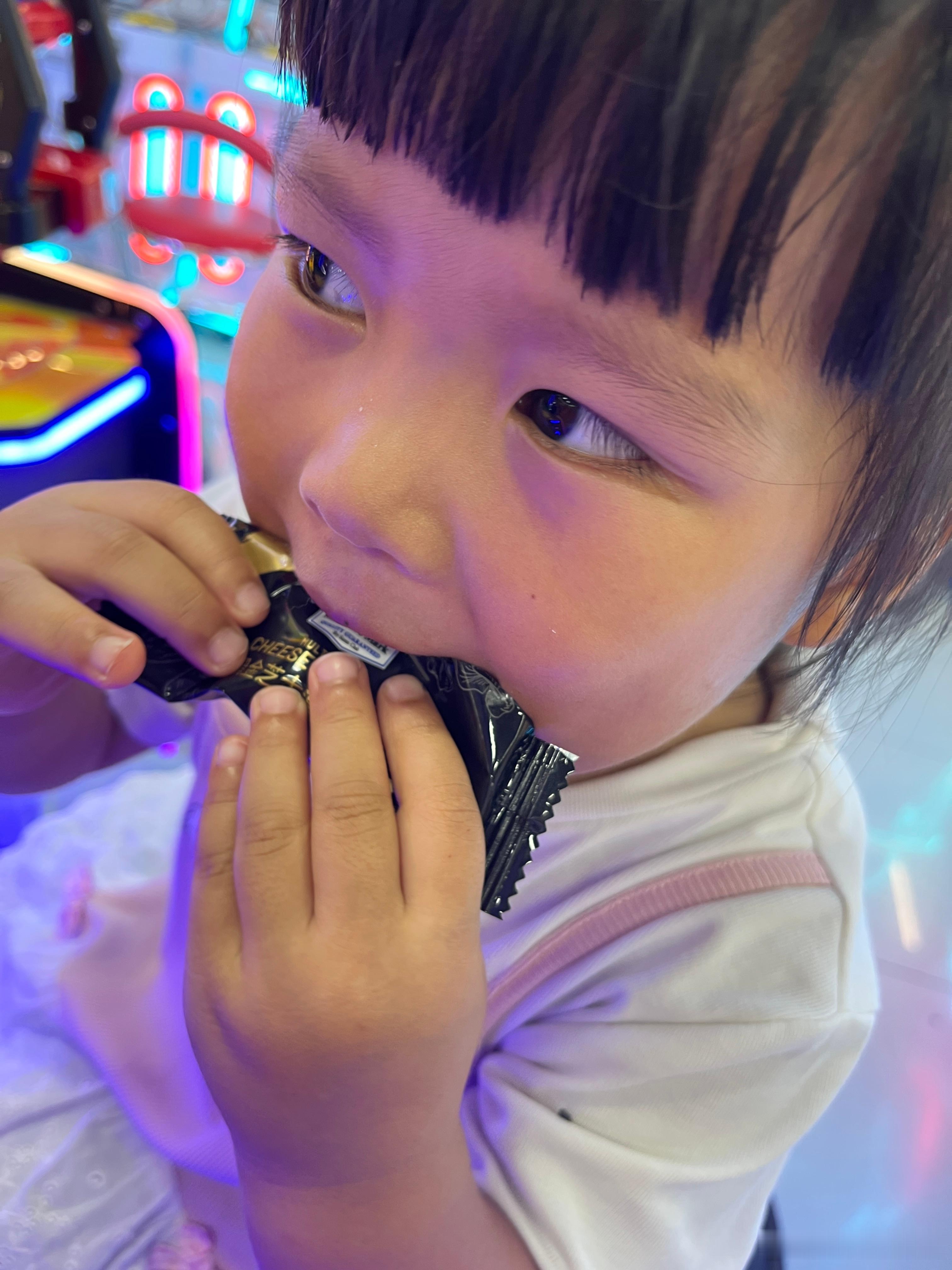 孩子的口味会随着年龄的成长发生变化。以前都不吃这些饼干的，也不知道是饿了，她给同