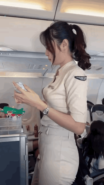 印尼空姐，长的不像印尼人啊！ 