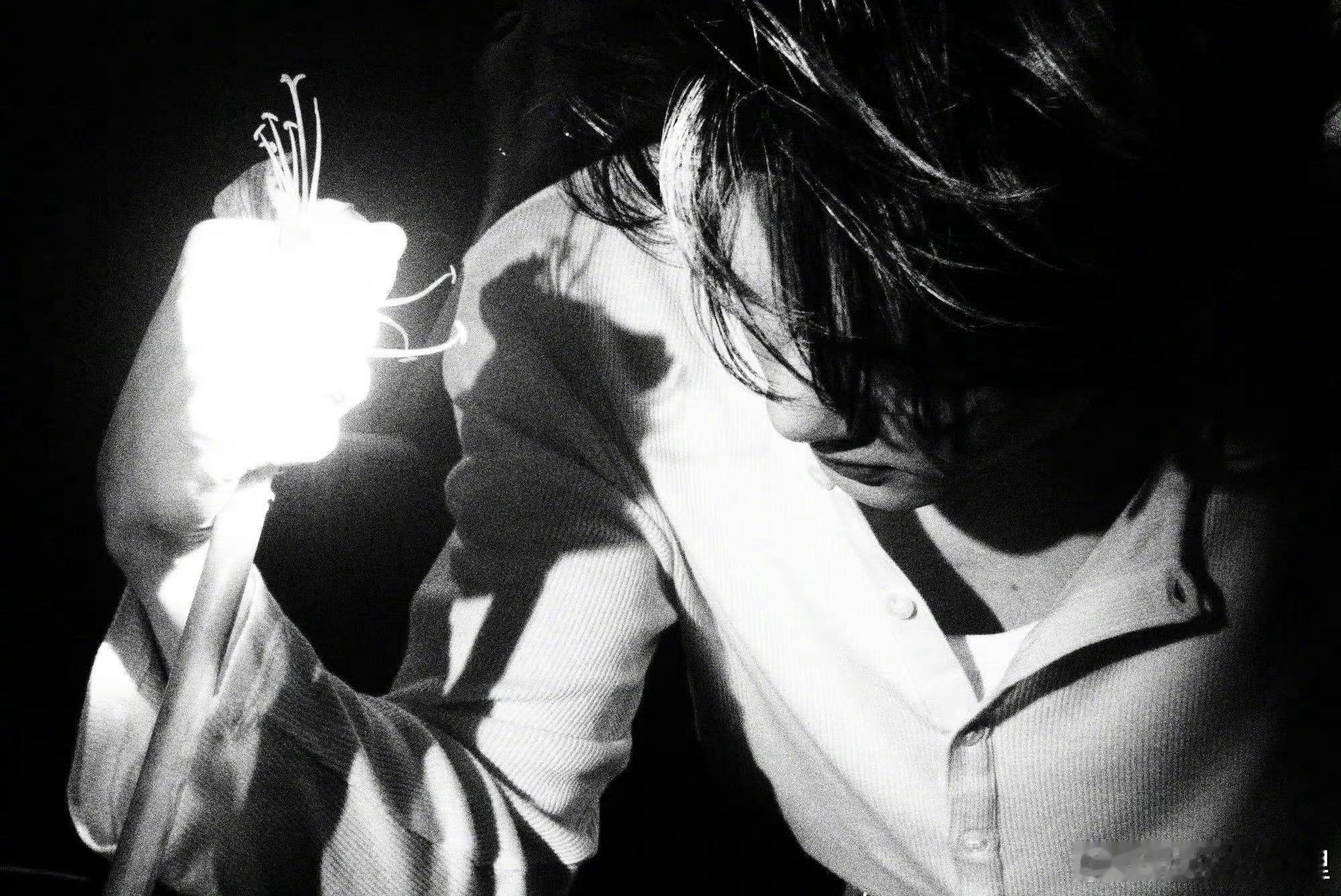 曾舜晞粤语情歌的舒适区曾舜晞一开口唱粤语情歌，就像踏入了专属舒适区。那醇厚嗓音搭