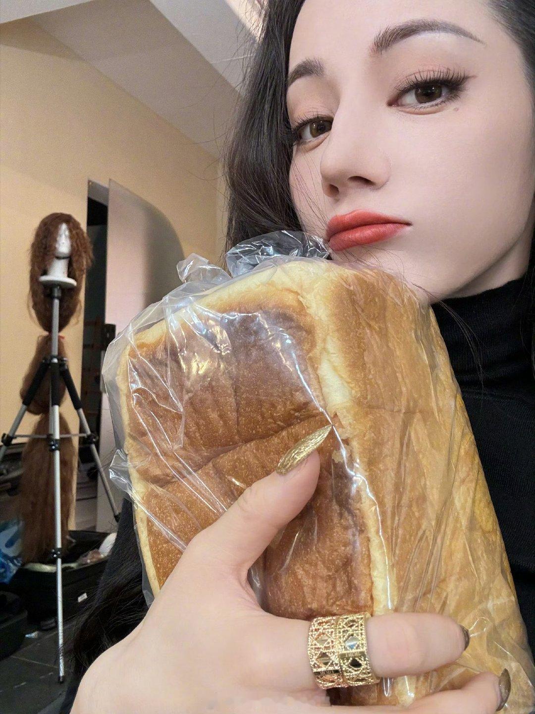 迪丽热巴 面包人🍞出击！有没有人想和星星一起组队去抢姐姐的面包🍞迪丽热巴虽然