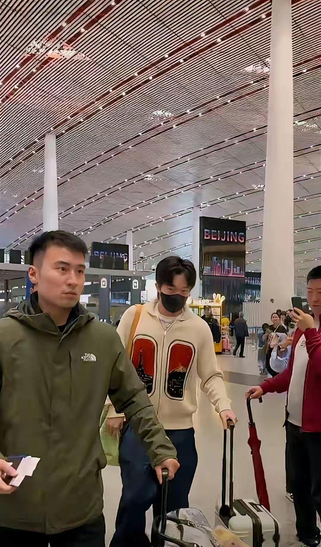 国乒今天也出发飞印度了。今年的亚锦赛只有团体赛，不过国乒还是很重视的，看到男队也