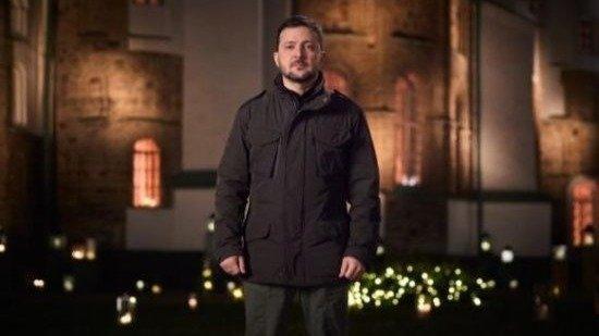 凤凰新闻【泽连斯基圣诞致辞许愿“普京灭亡”，克宫：粗鲁无礼、充满怨恨】据凤凰卫视