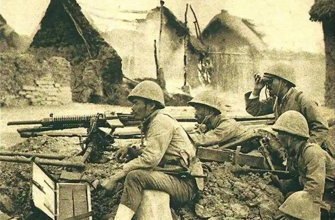 画面里是日军步兵第39联队的机关枪中队，士兵依托临时挖掘的战壕，架设日式重机枪构