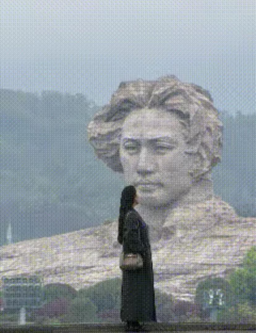 长沙橘子洲，一女生随手一跳拍出千万播放大片，带火了无人问津的小众机位！避开人挤人