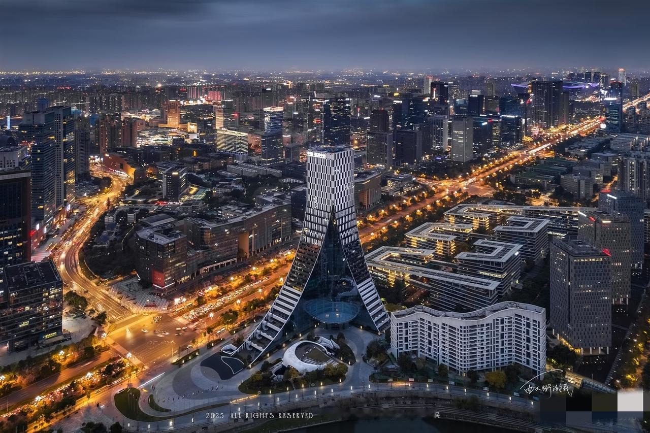 如果成都放到东部地区相当于哪个城市？

商业繁荣程度上海 综合实力杭州 收入水平