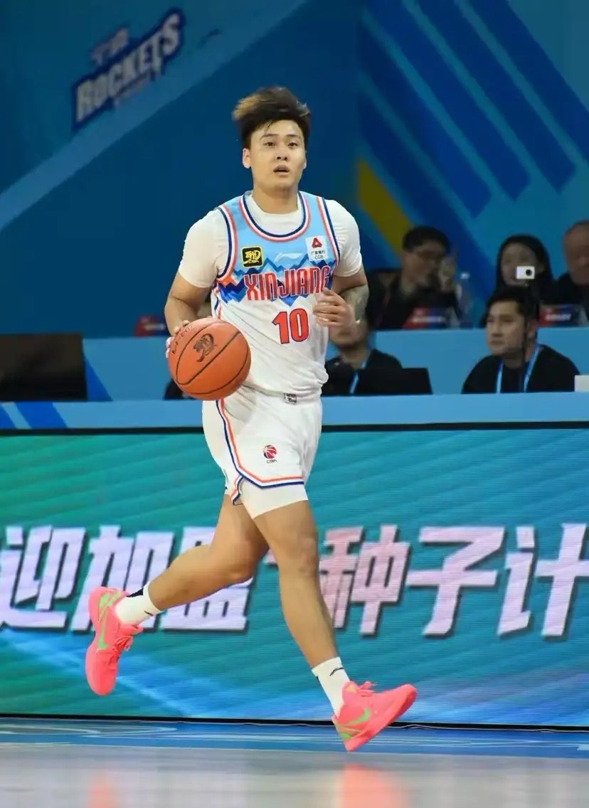 赵睿加盟北京首钢，好处太多，球队有5大收获1、赵睿加盟与周琦组成双核，让球队内外