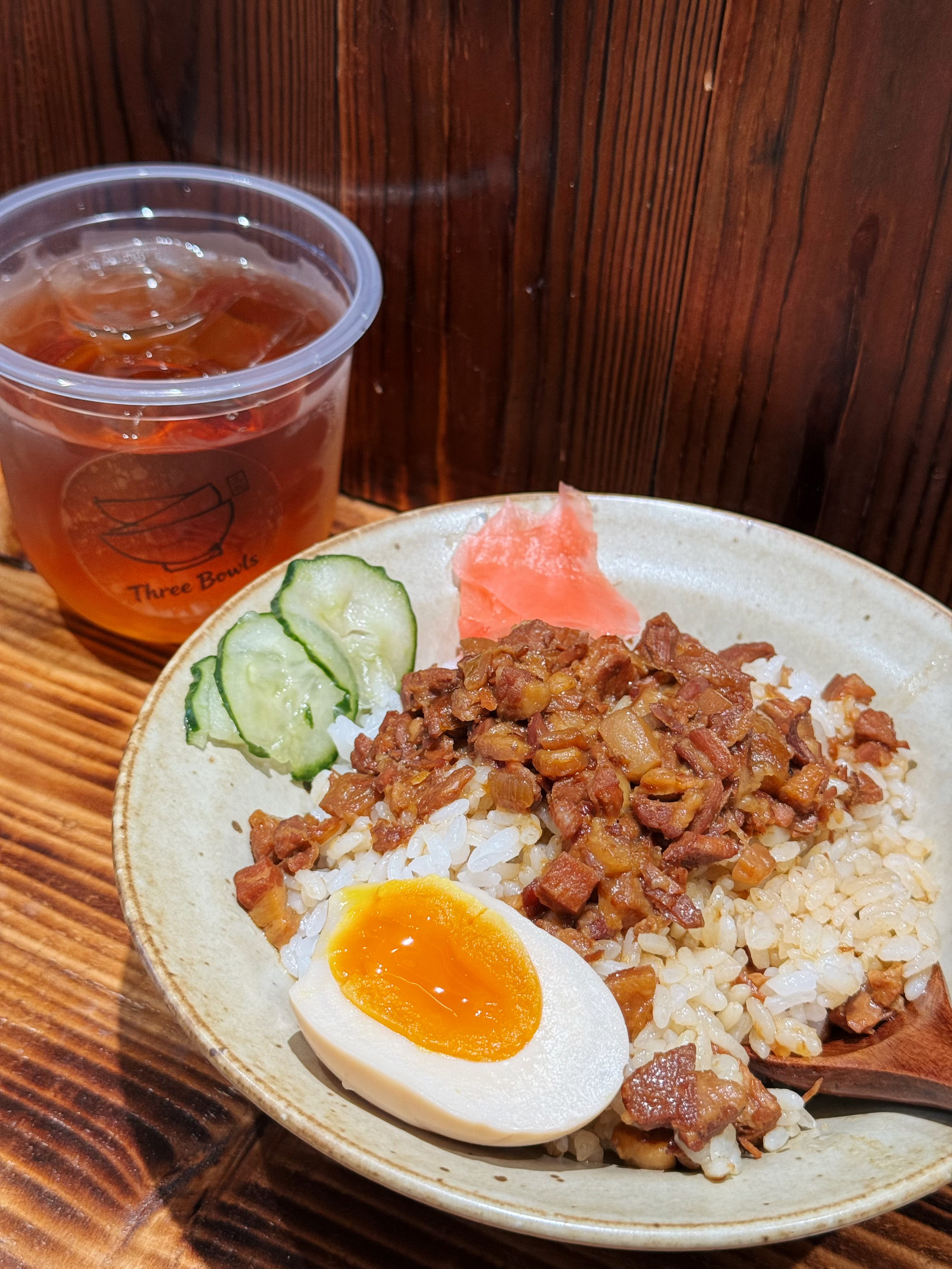璐璐今天吃啥 今天来朋友店里吃卤肉饭正宗台湾卤肉饭咔咔好吃！我到得晚，乔妹已经吃
