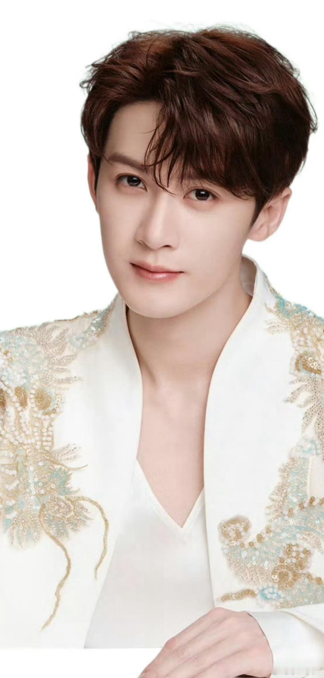 天啊！檀健次这五官太精致了！太好看了！越放大越好看！越怼脸拍越帅！檀健次是最适合