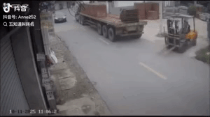 近日一段监控视频引发关注，画面中一辆叉车在道路上作业时，因多项违规操作与黑色轿车