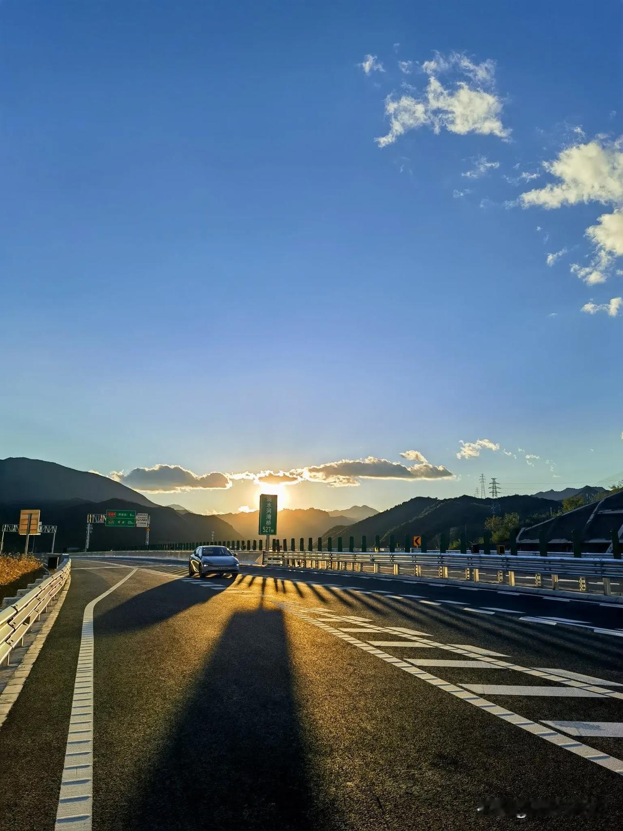 京蔚高速路上赏夕阳，观山景，晾心情～
高速路上拍摄一定要注意安全哦[祈祷]
华为