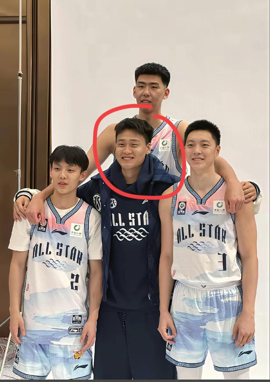 这位没穿球衣的小伙子是谁？