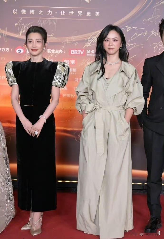 这松弛感真的强的可怕，穿着风衣就敢来走秀