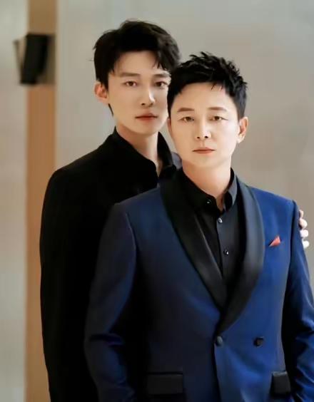 2001年，刘奕君拍戏回到家中，妻子吕梓媛冷着脸说，“我们离婚吧，一年到头不在家