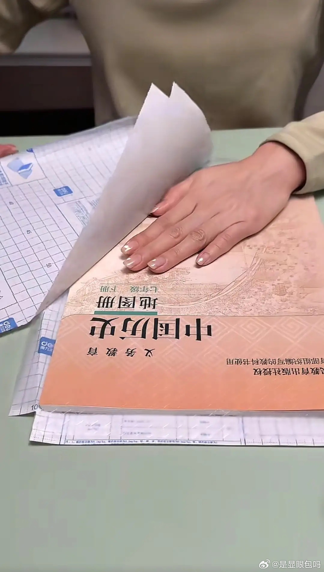 原来明星也要包书皮！王媛可王雨夫妇加班给12岁双胞胎儿子包书皮！ 