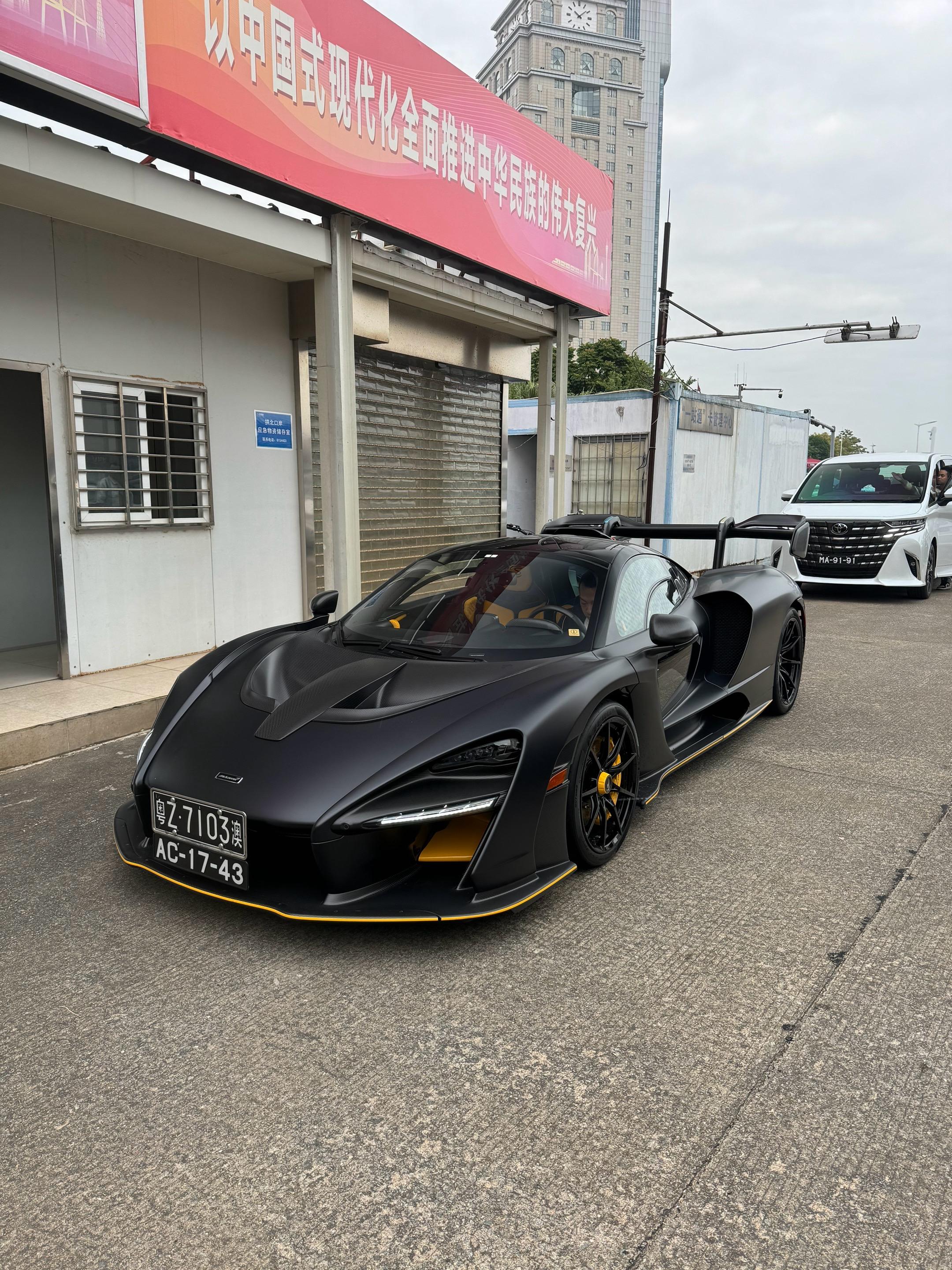 磨砂黑迈凯伦Senna