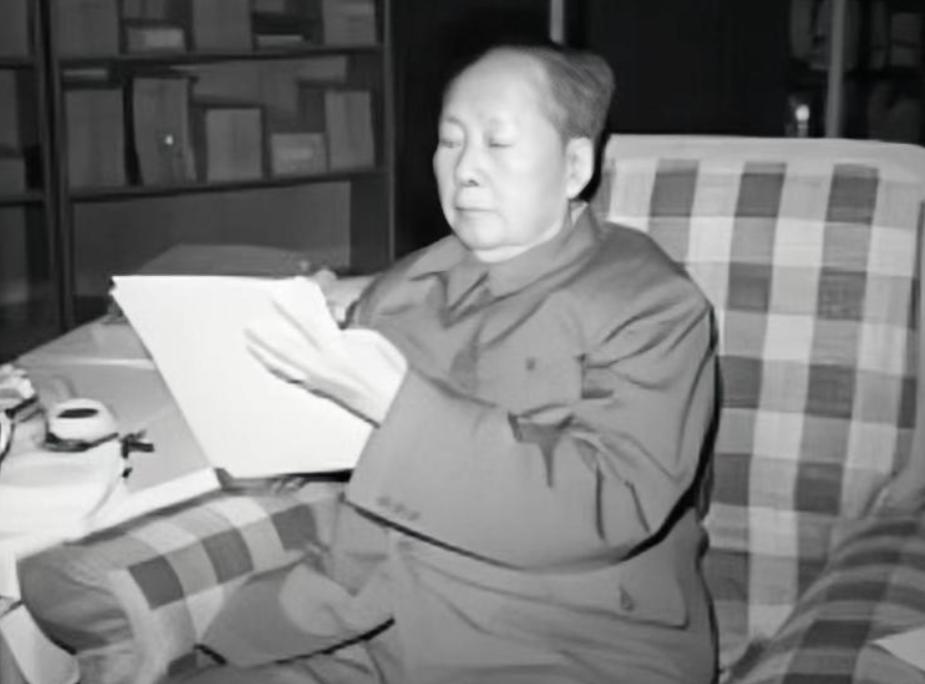 1976年，毛主席过的除夕，晚餐极简。晚年的毛主席，很孤独，常常流泪。

中南海