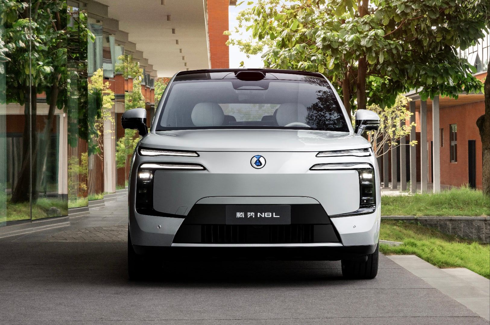 腾势N8L为什么卖的不错？除了产品力和价格很有吸引力外，设计没拖后腿。这个车看着