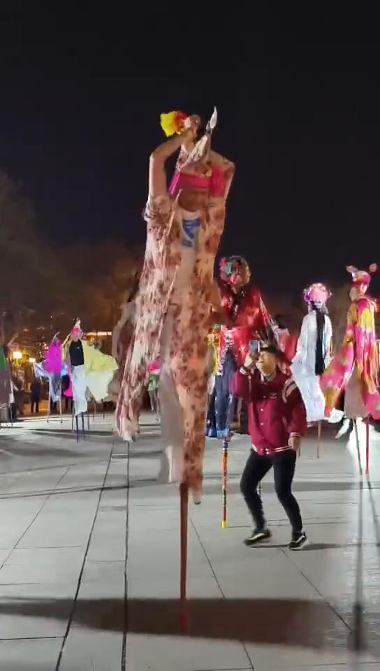 快点上。这个，这咋又过来了。