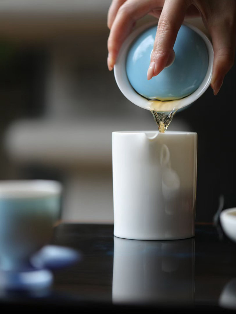 品茶赏器交友  旁人总说：人开始爱喝茶，就是慢慢变老了。 