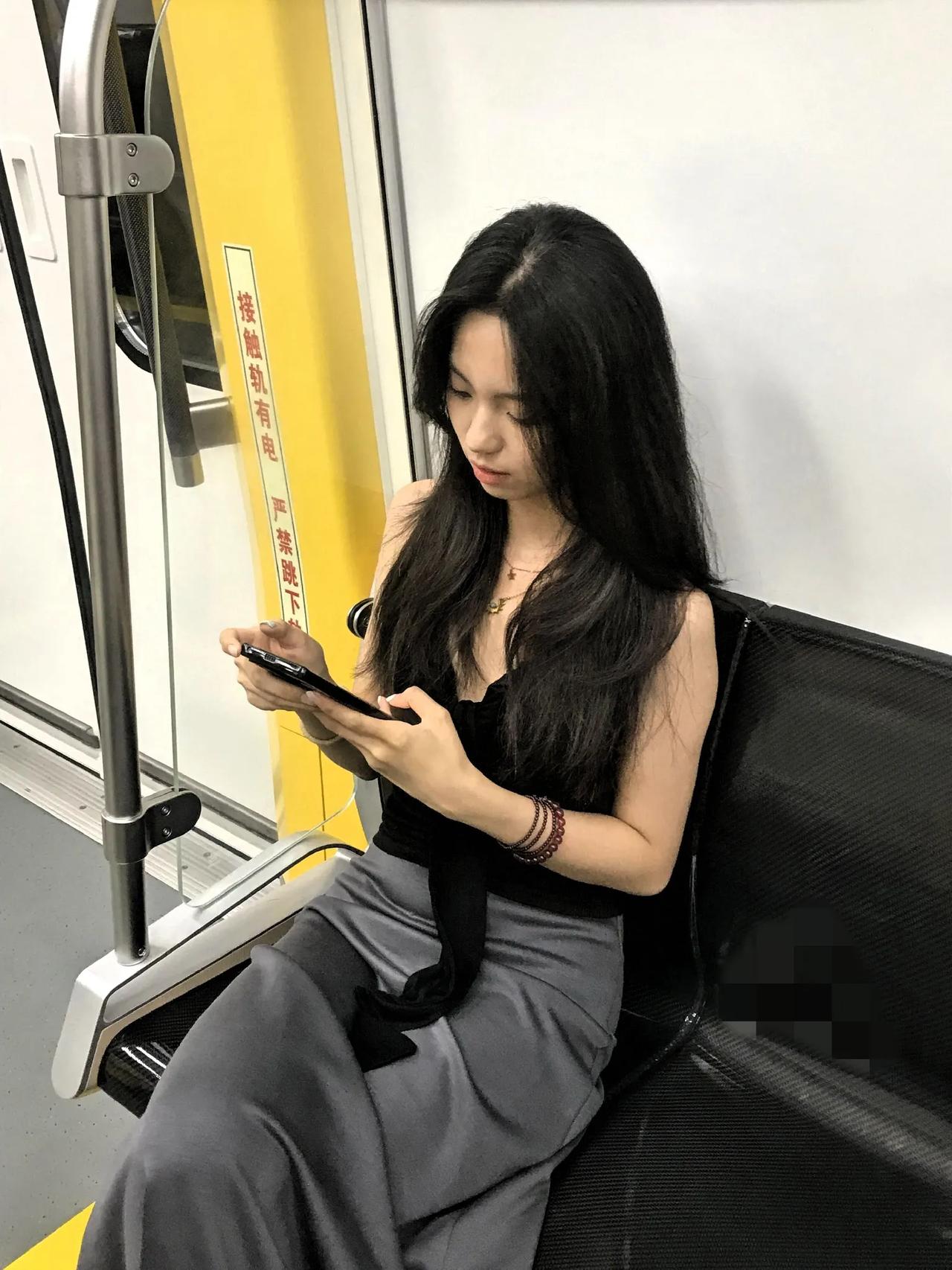 你看这事儿多有意思
有人天天问你吃没吃饭、怕不怕打雷，
转头你说借二十万，
人立