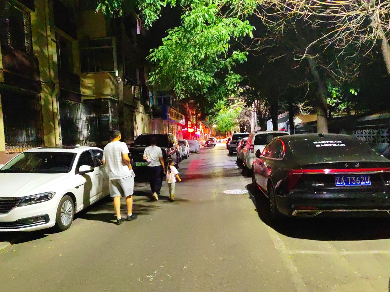这次出去旅游，在锦州玩了一天多，感触最深的就是锦州的汽车太多了。
我们参观完辽沈